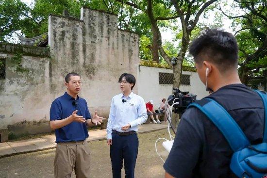 (人文社文创部主任邝芮与讲解员漫步鲁迅故里)