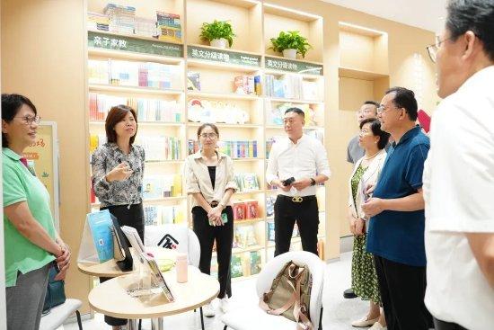 调研组一行考察句象书店