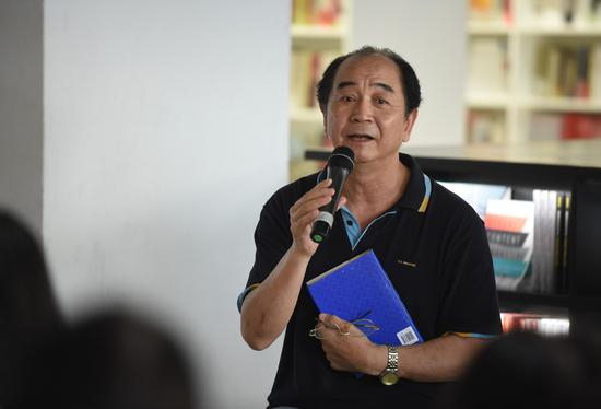 艾宝良朗读《人五人六》中的片段（摄影：罗晓光）