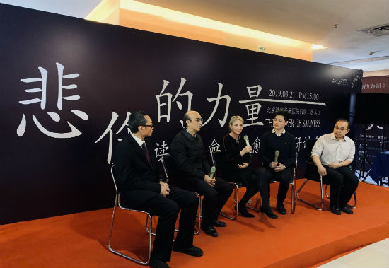 朱莉娅·塞缪尔与来自中国医学领域的专家教授分享自己关于悲伤疗愈的从业心得