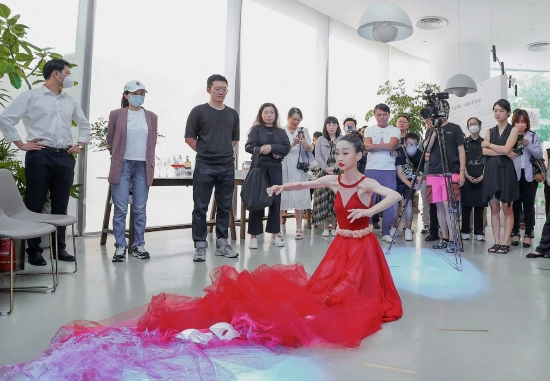表演艺术家章嘉禾进行合作主题表演