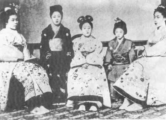 　　女孩们拜见夭皇当日 从左至右： 上田’陈子， 永井繁子， 山川舍松， 津田梅子， 吉益亮子 图片由津田塾大学档案馆提供