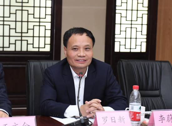《钢的城》作者罗日新