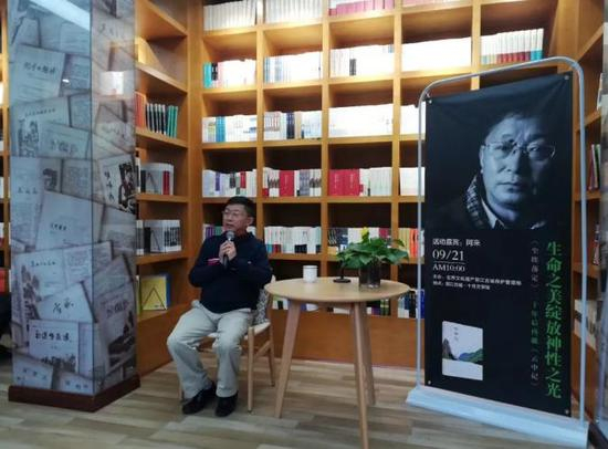 2019年9月21日，作家阿来携新书《云中记》来到“十月文学馆·丽江古城”，在十月书坊中与丽江读者分享了写作的心路历程