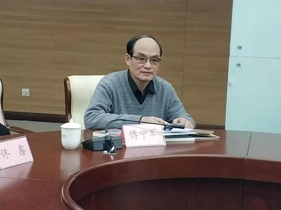 《心中的旗帜》作者傅宁军