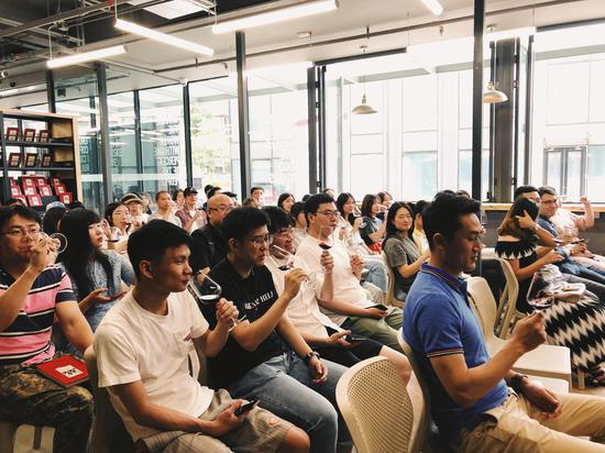 到场读者一同品尝葡萄酒