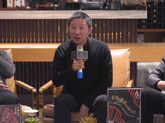 欧阳江河认为，把纯文学和纯音乐做一个深度联系的最佳人选是刘雪枫