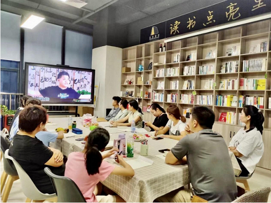 书友们参加读书活动