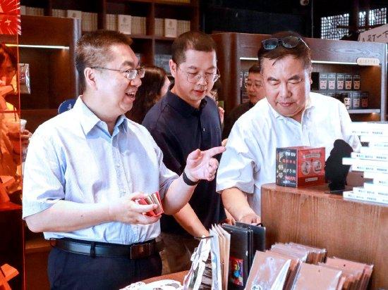 (领导参观朝花夕拾文创咖啡供销社·鲁迅故里旗舰店)