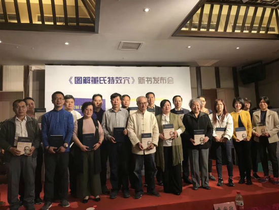 与会嘉宾们合影