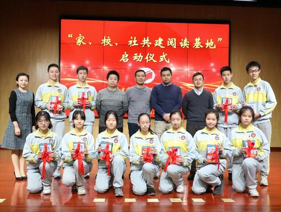 学生代表与人民文学出版社编辑合影