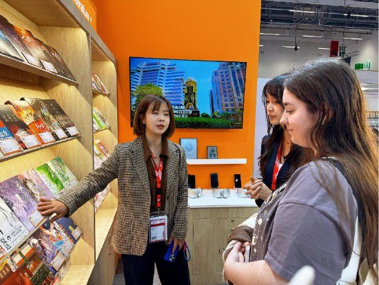  （知乎副总裁、付费阅读业务负责人范俊梅在法兰克福书展向观众介绍盐言故事出版物）