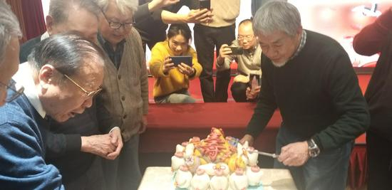 在中国文化书院一年一度的雅聚上，为导师祝寿是一个重要环节