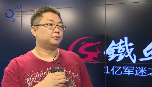 　　董哲，第一代网络写手、著名编剧，北门影视文化创意工作室创始人，也是铁血网站读书频道的功勋作家。
