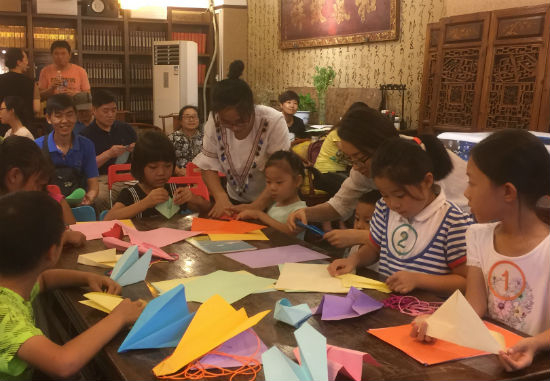 《那时儿戏》活动现场孩子们在学习折纸