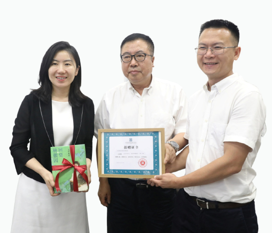 臧永清、吴良柱与霍瑞娟在图书捐赠仪式上