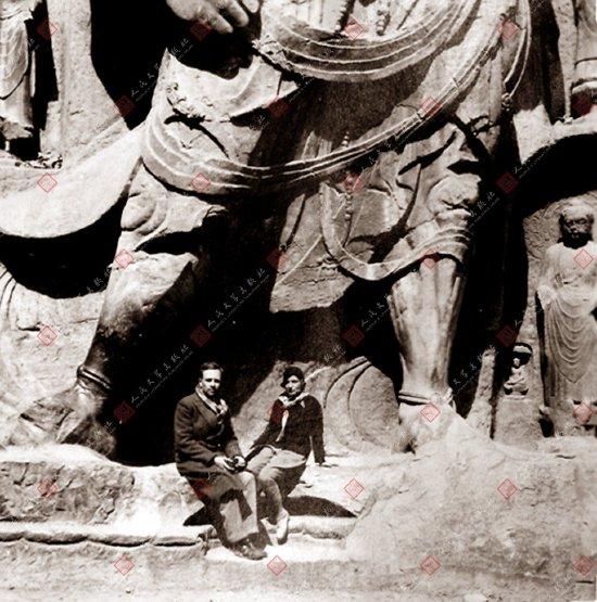一九三四年秋,费正清、费慰梅在河南洛阳龙门石窟奉先寺大卢舍那像龛北侧金刚像下