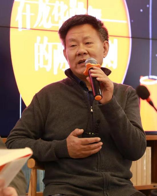 邓一光在长居深圳以后，书写了数十篇关于深圳的中篇、短篇小说