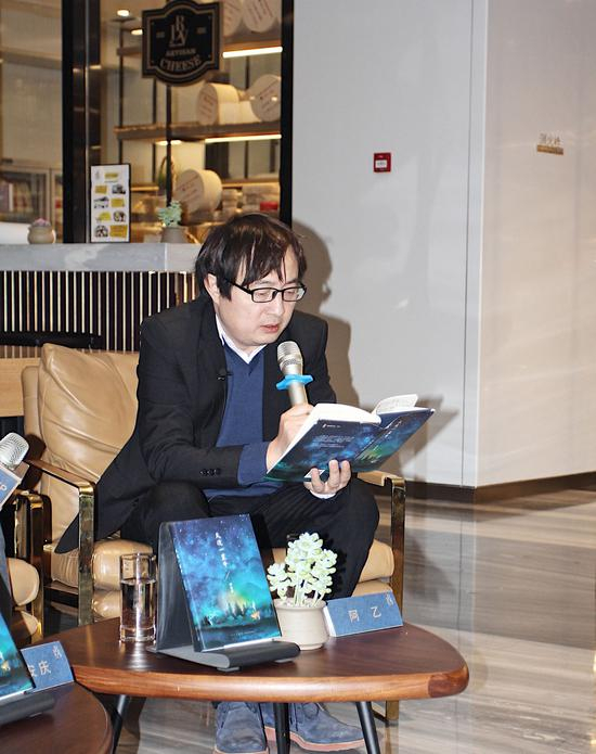 阿乙评价说，邓安庆巧妙地模糊了虚构与非虚构的界限，将日常与非日常串联起来