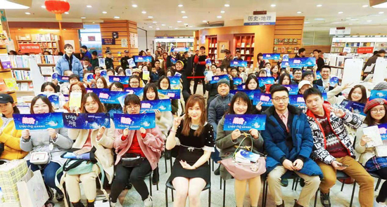 人气美女作家桑玠携新书《七月少年与海萤》做客上海书城