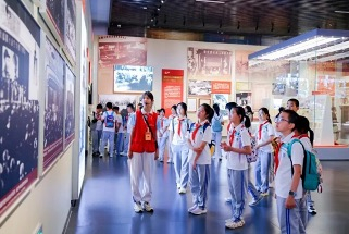 图为师生代表参观“为新中国奠基——中共中央在香山”主题展览