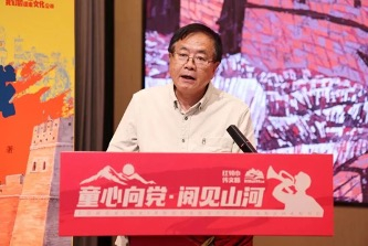 图为陈晋同志致辞