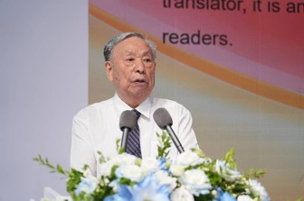 中国科学院科技翻译协会副会长、资深翻译家李亚舒分享翻译《熄灯》的幕后故事