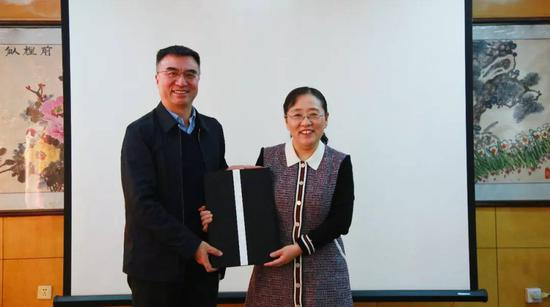 河南美术出版社李文平社长向中国新闻出版广电报捐赠图书