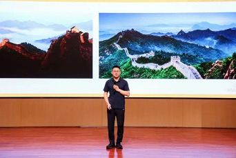 图为北京大学学生王智超做主题演讲