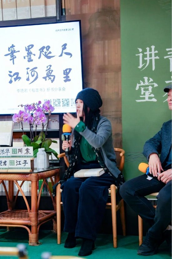 小说家、南昌大学中文系教授阿袁发言