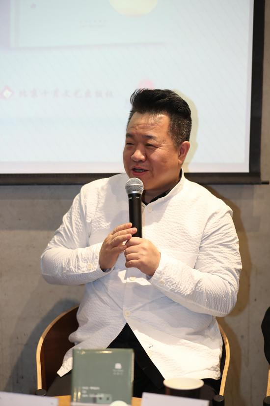 邱华栋认为，林森的长篇小说《岛》是非常独特的一部作品