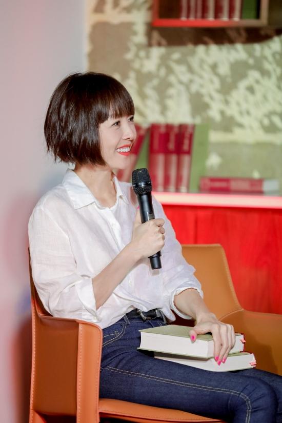 活动由陈鲁豫主持