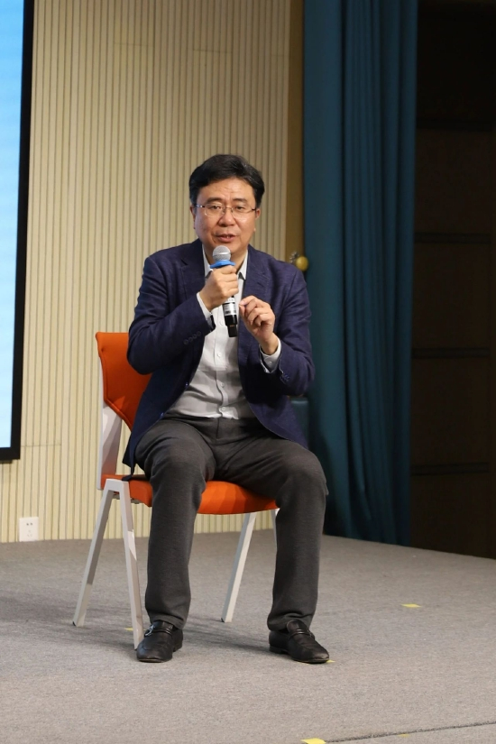 国际儿童读物联盟（IBBY）原主席、生命树文化促进中心创始人张明舟发言