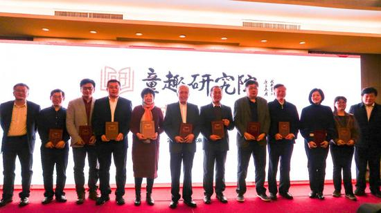 与会专家现场颁发聘书