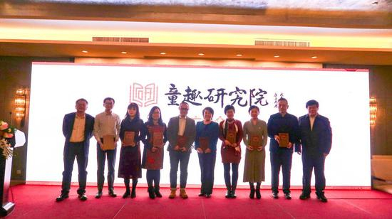 与会专家、特聘阅读推广人现场颁发聘书
