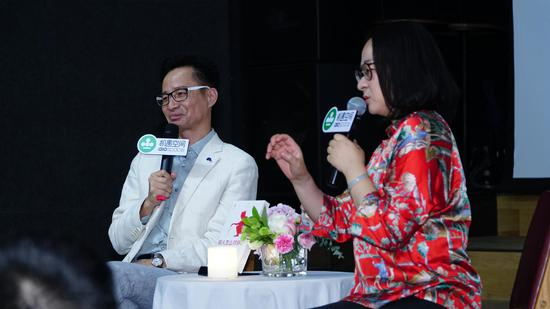 《别人怎么对你，都是你教的》作者黄启团（左）与专栏作家张春蔚举办新书分享会