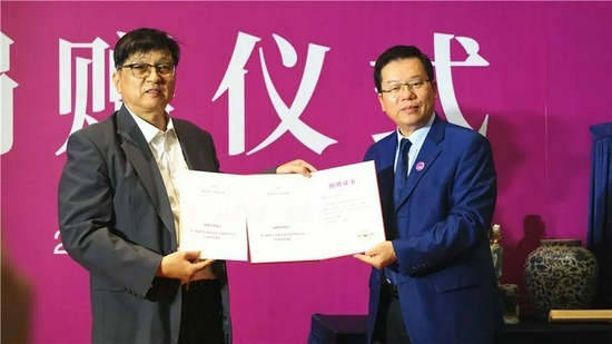 贺祖斌校长向杨小涟先生颁发捐赠证书