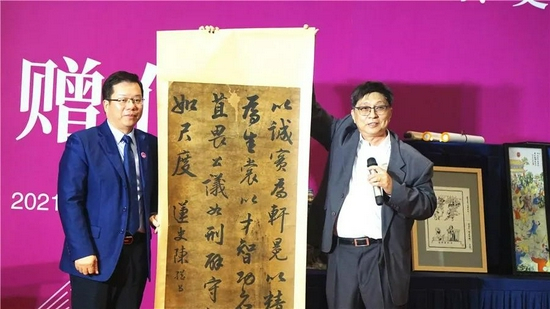 捐赠的书法作品展示