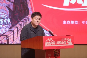图为陈梁同志发言