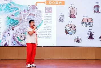 图为北京大学附属中学学生王聿昇做主题演讲