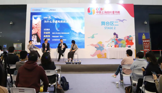 　　剑桥大学出版社中国区副总经理孙诚男（左三）、“憨爸在美国”创始人赵昊翔（左二）、北京物灵科技有限公司CEO顾嘉唯（左一）