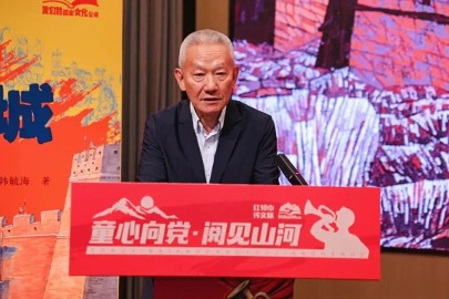 图为邬书林同志致辞