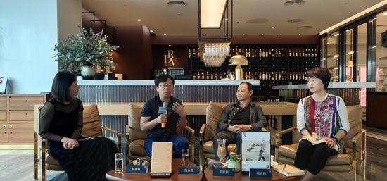 《半个父亲在疼》北京分享会（从左到右为：贺嘉钰、庞余亮、王家新、周晓枫）