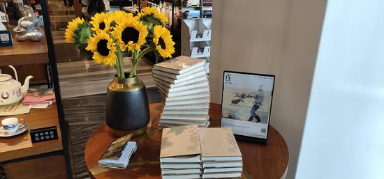 《半个父亲在疼》是庞余亮第一本自传体亲情散文集