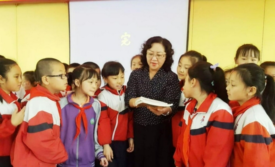 吴琳老师为学生讲解“小学生整本书阅读”策略和方法