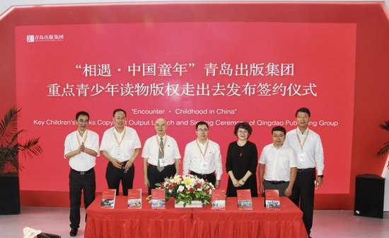 嘉宾共同为《写给青少年的党史》英文版新书揭幕