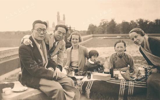 1935年,林徽因与梁思成、梁再冰、金岳霖、费慰梅等摄于天坛