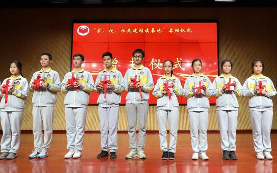 人民文学出版社向优秀学生代表赠书