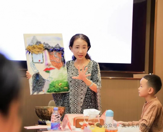 “九个女作家小剧场疗愈空间”创始人、作家烈娃在会上介绍了“艺术与疗愈”相关作品