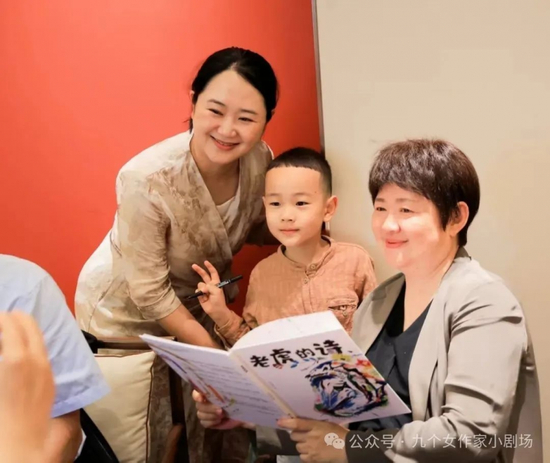 小作者“老虎”和妈妈与著名诗人、中国作家协会书记处书记何向阳在一起